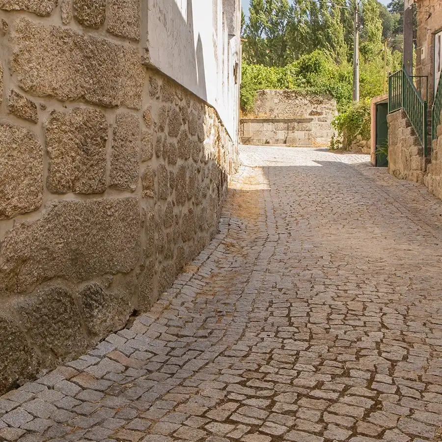 Oude straat in historisch dorp, rust en charme in de Serra da Estrela.