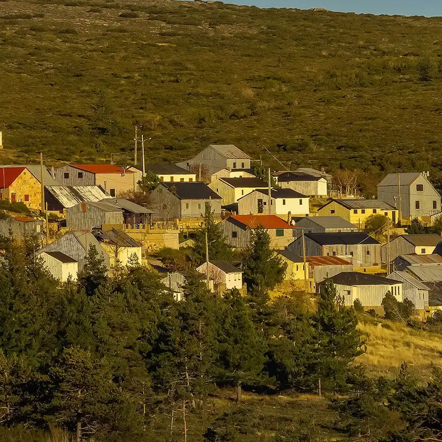Rustieke woningen in de heuvels, een vredig landschap in de Serra da Estrela.