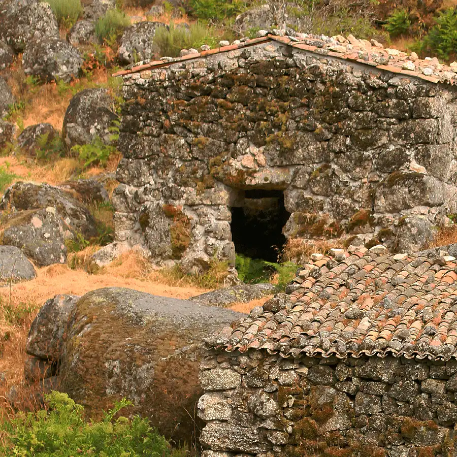 Oude stenen kerk in de Serra da Estrela, een plek vol geschiedenis en rust.