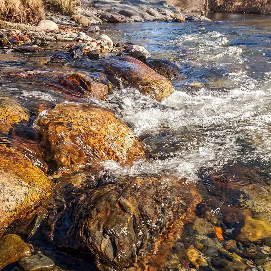 Rustgevende beek in de Serra da Estrela, ongerepte natuur en rust.