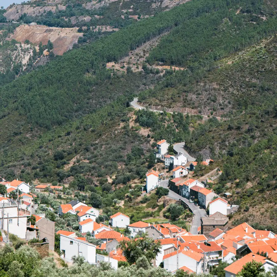 Rustieke woningen in de Serra da Estrela, een oase van natuurlijke schoonheid.