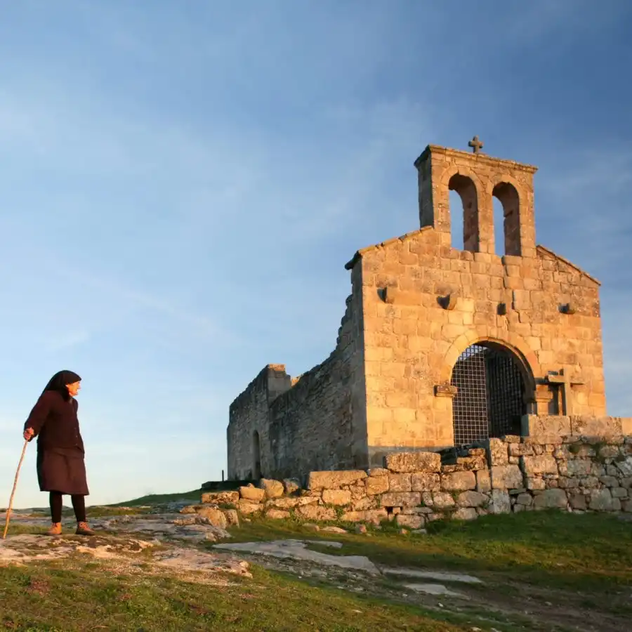 Verlaten kerk in de Serra da Estrela, een plek voor bezinning en geschiedenis.