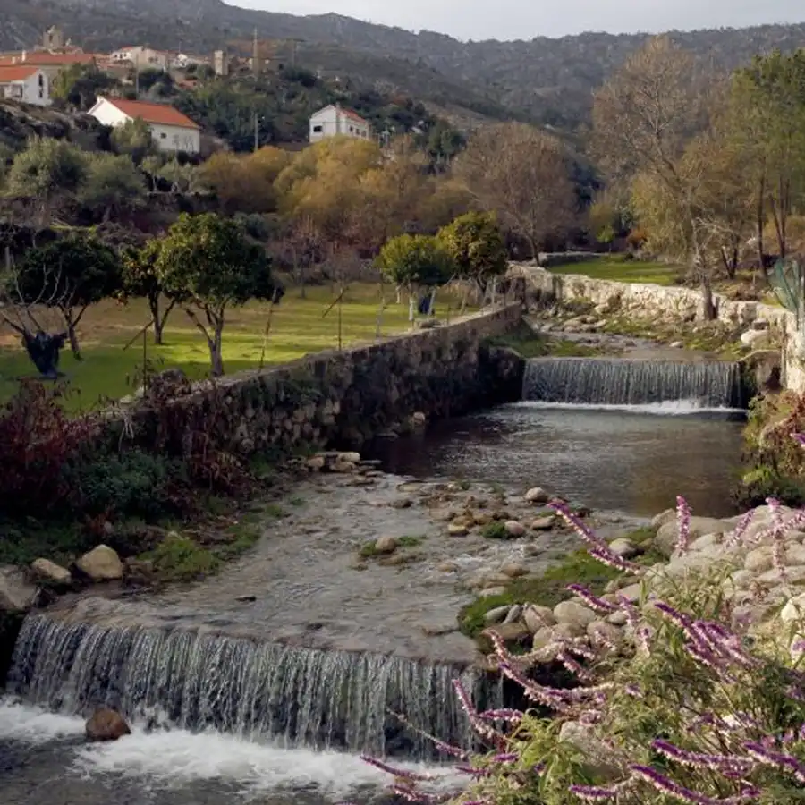 Rustieke beeklandschap met stenen muur en charmante huizen in het hart van Portugal.