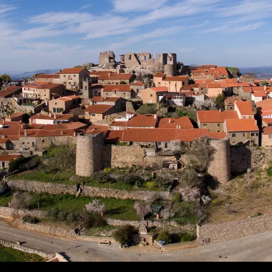 Oude dorp in de Serra da Estrela, omgeven door rust en historie.