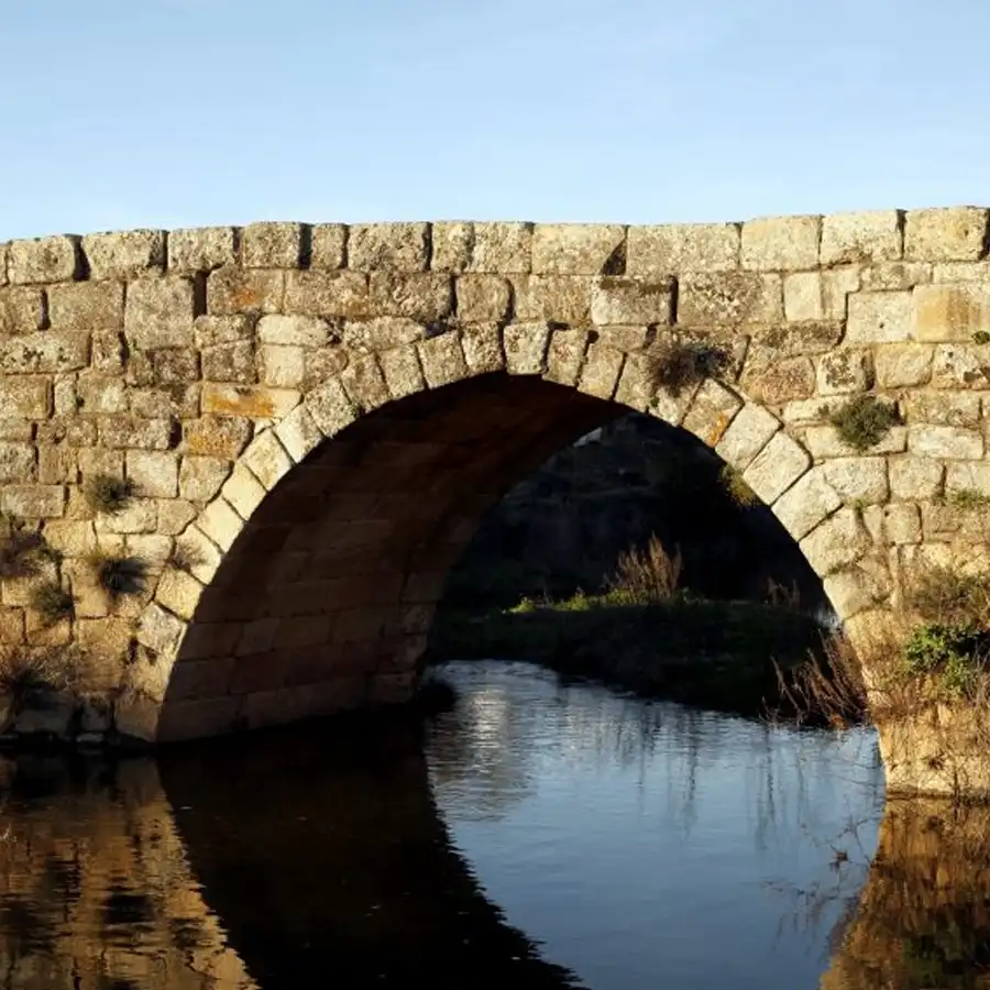 Oude stenen brug in een rustig landschap, een nostalgische plek om te ontspannen.