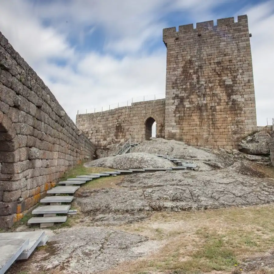 Oud kasteel in de Serra da Estrela, verstild en historisch.