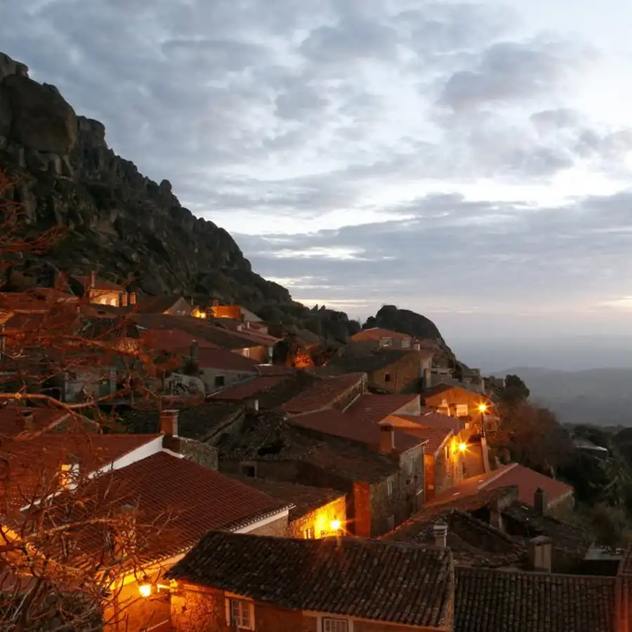 Een rustig bergdorpje in de Serra da Estrela, warm licht en prachtig uitzicht.