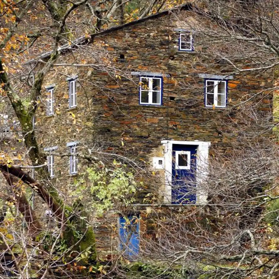 Oud stenen huisje, vredige plek in de Serra da Estrela, authentieke charme.