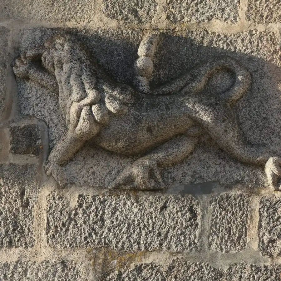 Majestueuze stenen leeuw: een blik in het verleden van de Serra da Estrela.