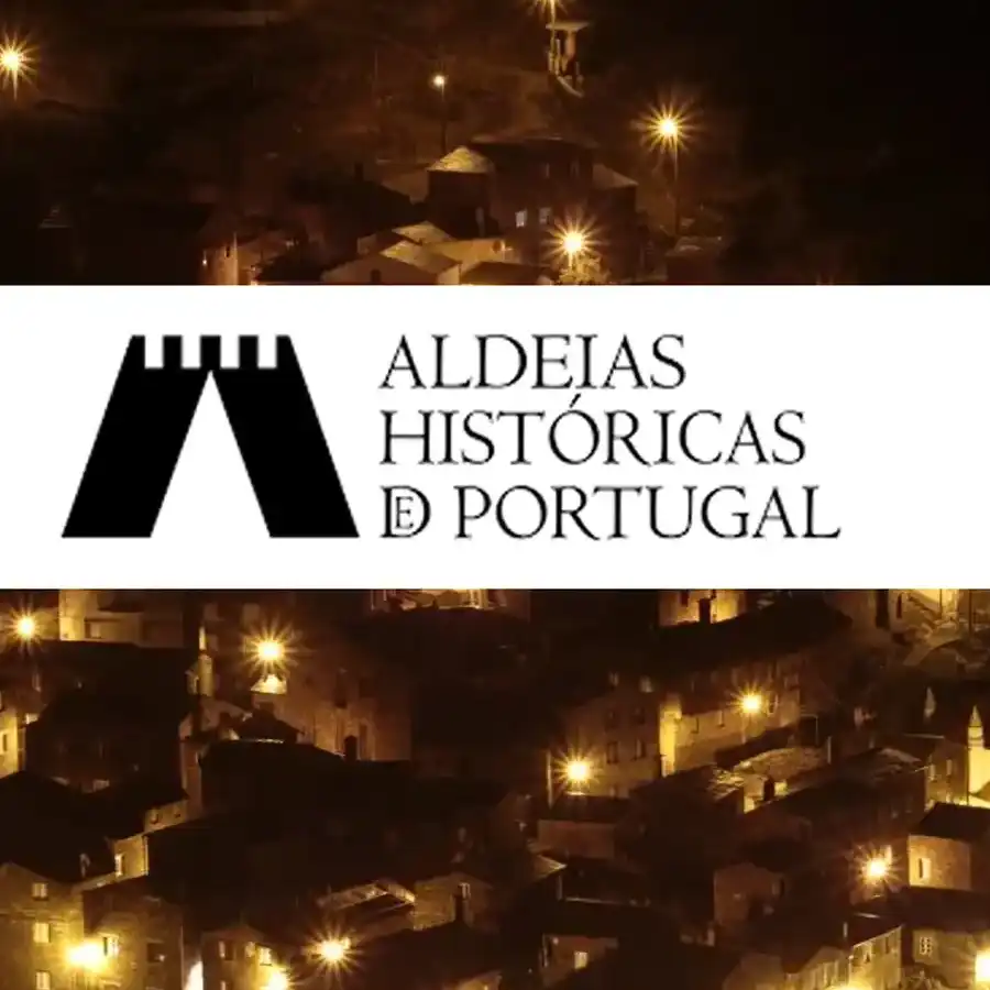 Sfeervol nachtbeeld van een historisch plekje in Portugal.