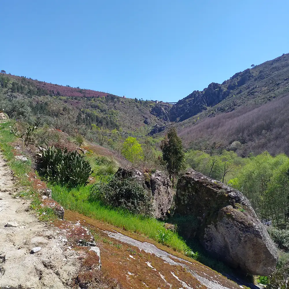 Wandelen in de Serra da Estrela: ongerepte natuur en prachtige uitzichten.