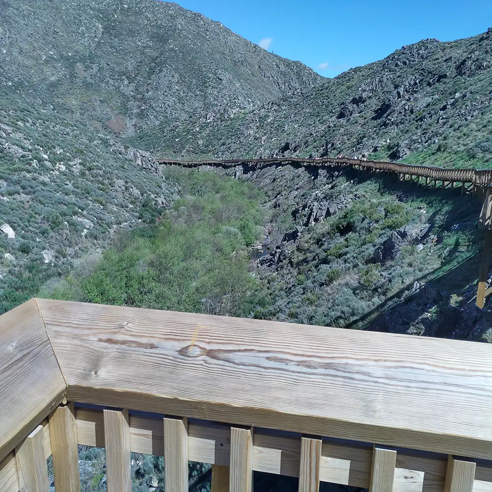 Het wandelpad hoog boven de ruige Mondego vallei, omgeven door ongerepte natuur.