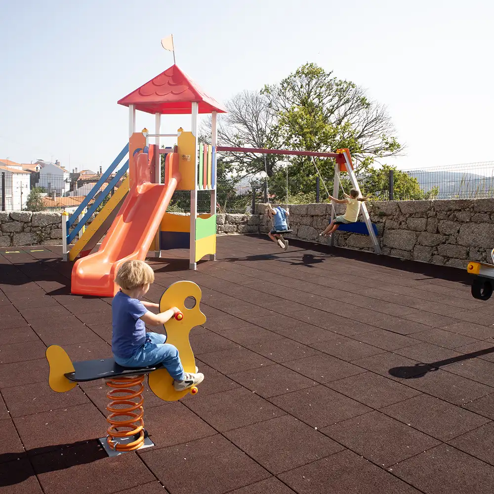 Spelenderwijs de natuur in: een veilige en vrolijke speelplaats voor kinderen.