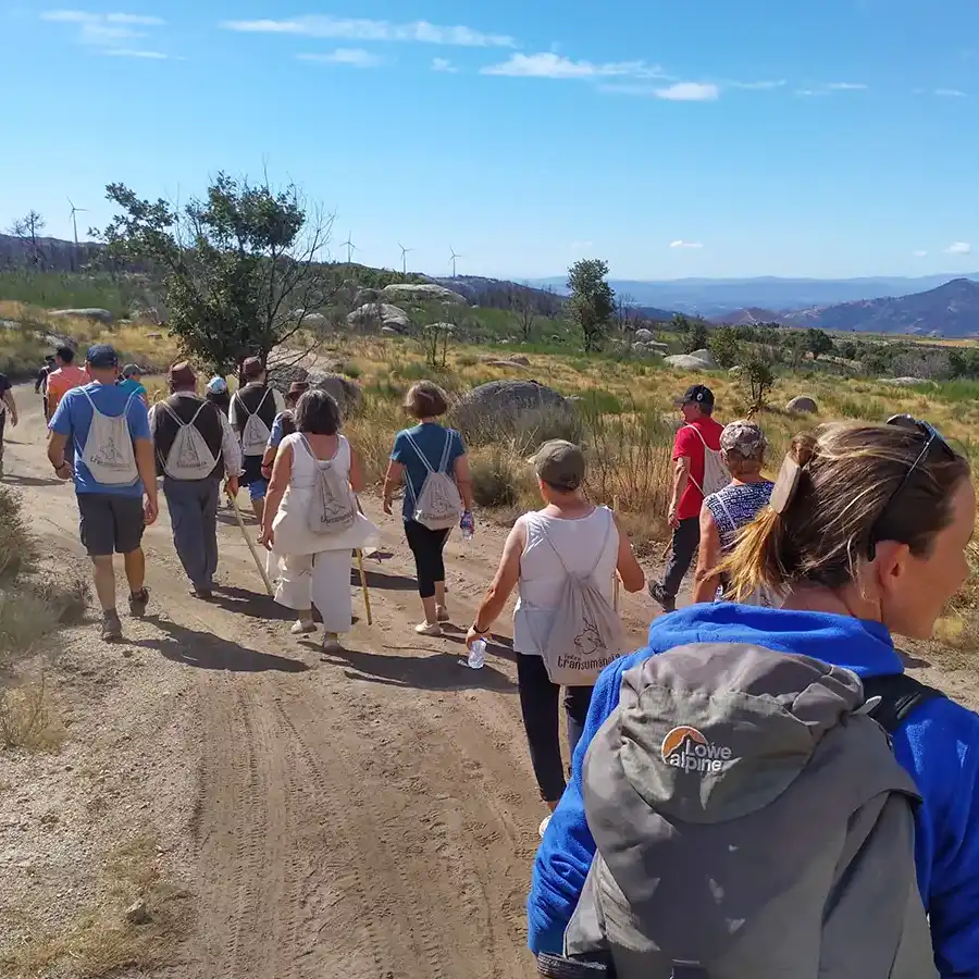 Wandelaars genieten van de natuur in de prachtige Serra da Estrela.
