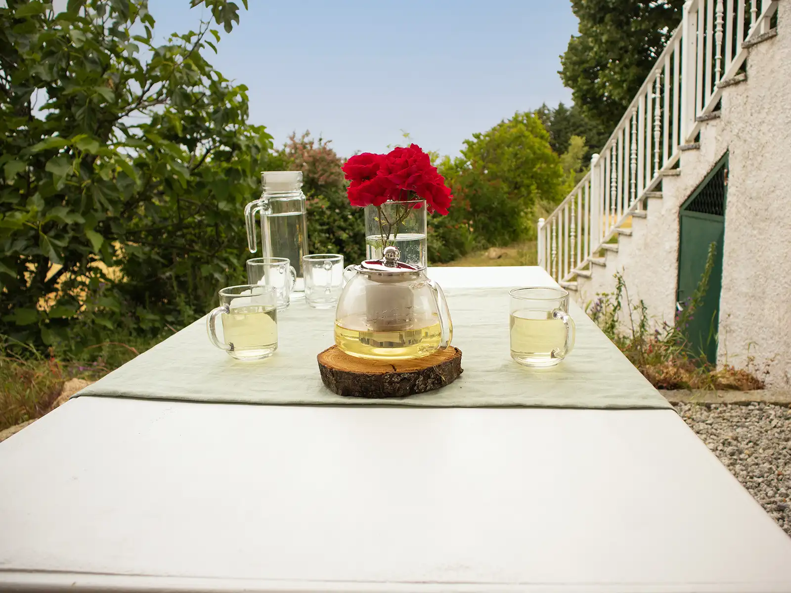 Rustieke B&B: Vreugdevolle bloemen en stilte in de Serra da Estrela. Rust in de Serra da Estrela: bloemen, honing en vredige berglucht.