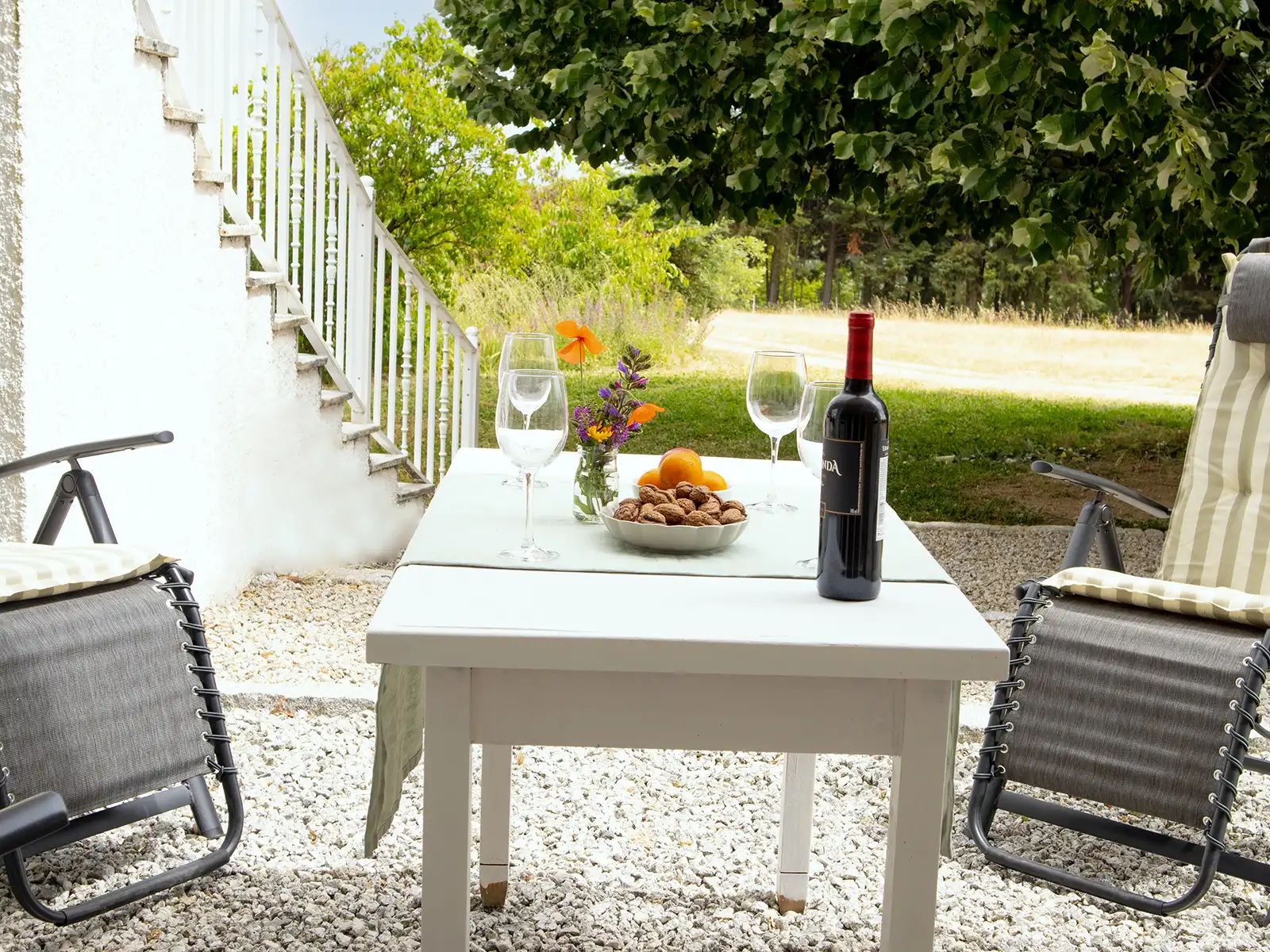 Een rustig plekje voor een gezellig wijntje in de Serra da Estrela. Een rustieke plek om te ontspannen met uitzicht op de Serra da Estrela.