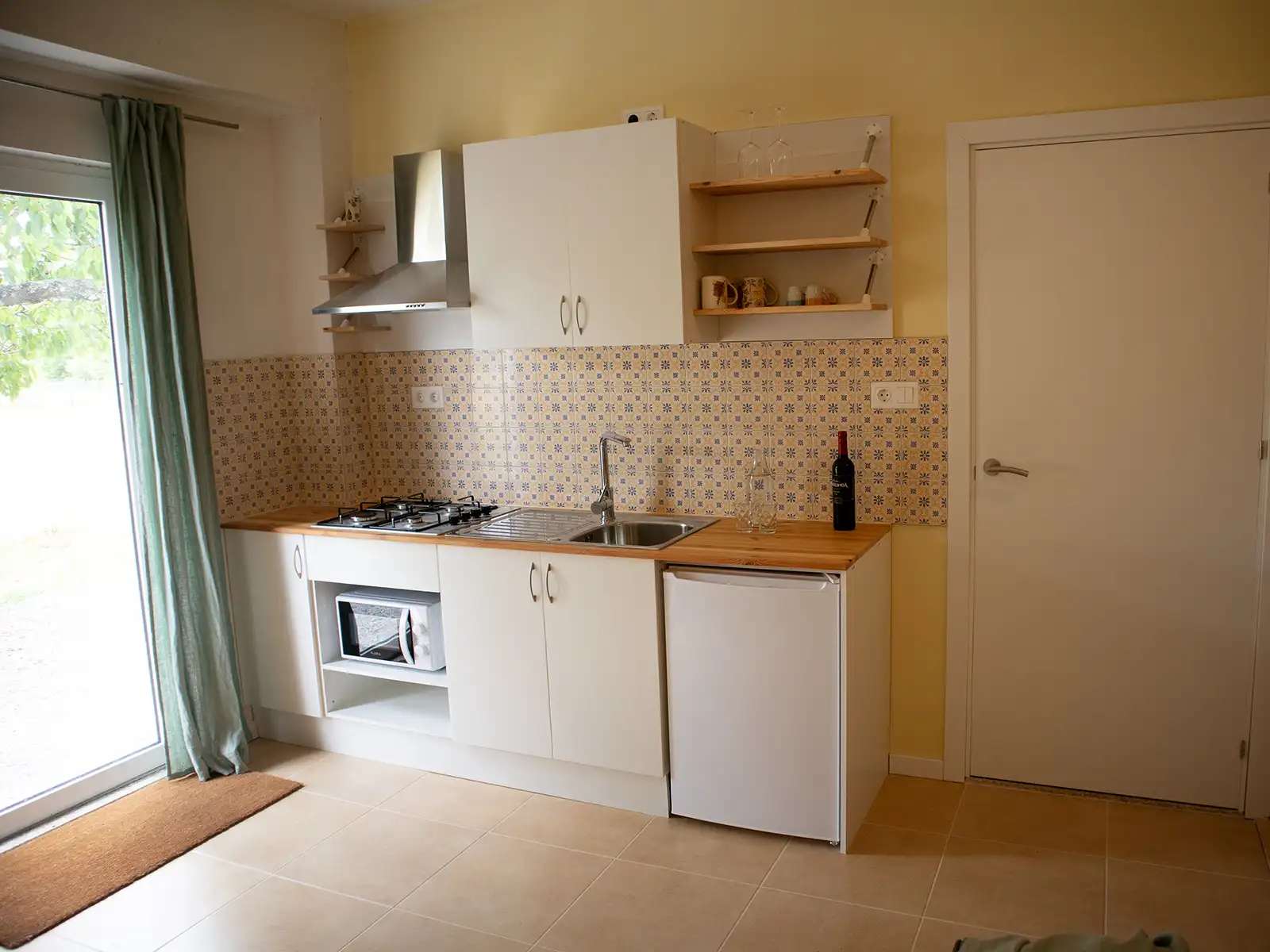 Een gezellige keuken in ons vakantiehuis in de Serra da Estrela. Gezellige keuken in ons bergverblijf, klaar voor een culinaire ervaring.