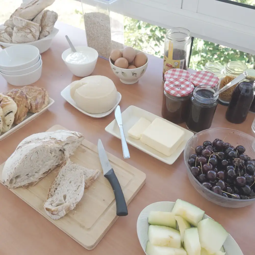 Een tafel vol lekkers: perfect voor een gezellig ontbijt of een lichte lunch.