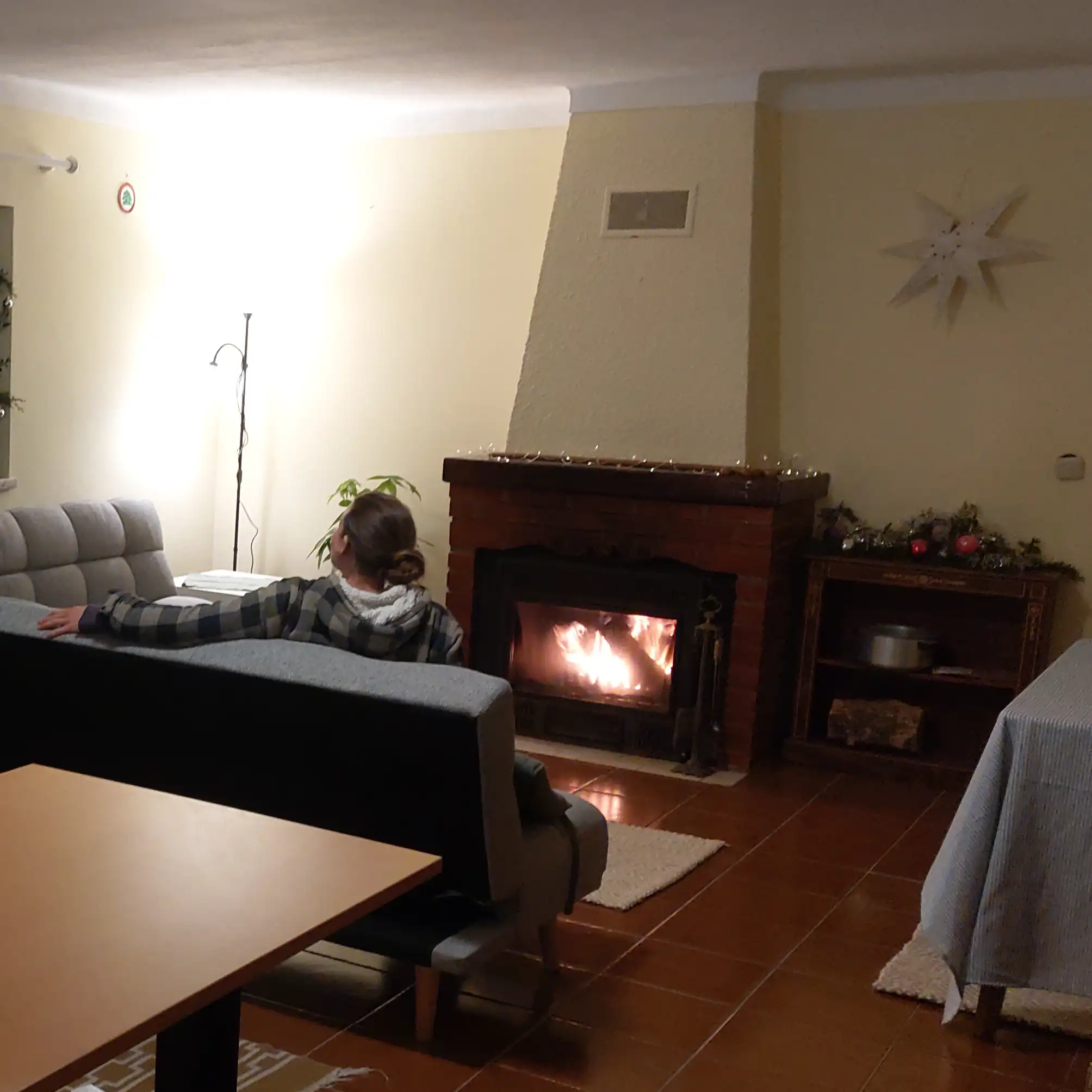 Gezellig interieur bij de knusse openhaard, perfect voor een ontspannen vakantie.