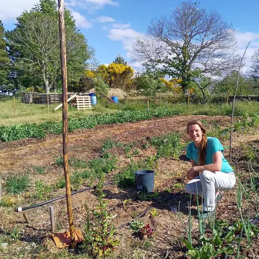 Janneke in de moestuin. Met veel zorg alles plannen, bijhouden en planten.