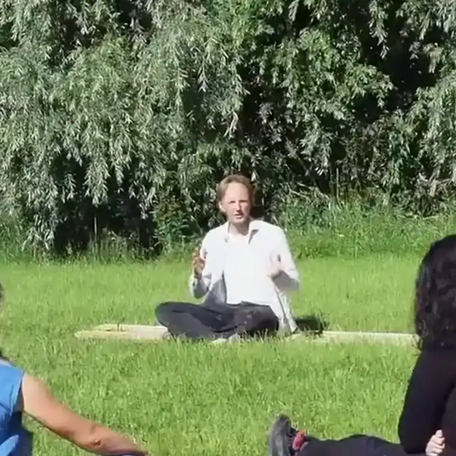 Rustige yogaochtend in de Serra da Estrela, ontspanning en welzijn.
