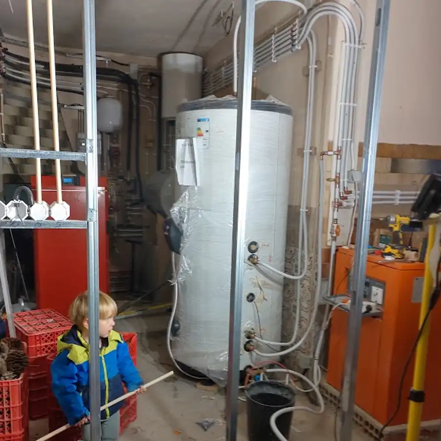 De technische ruimte vol machines en boilers