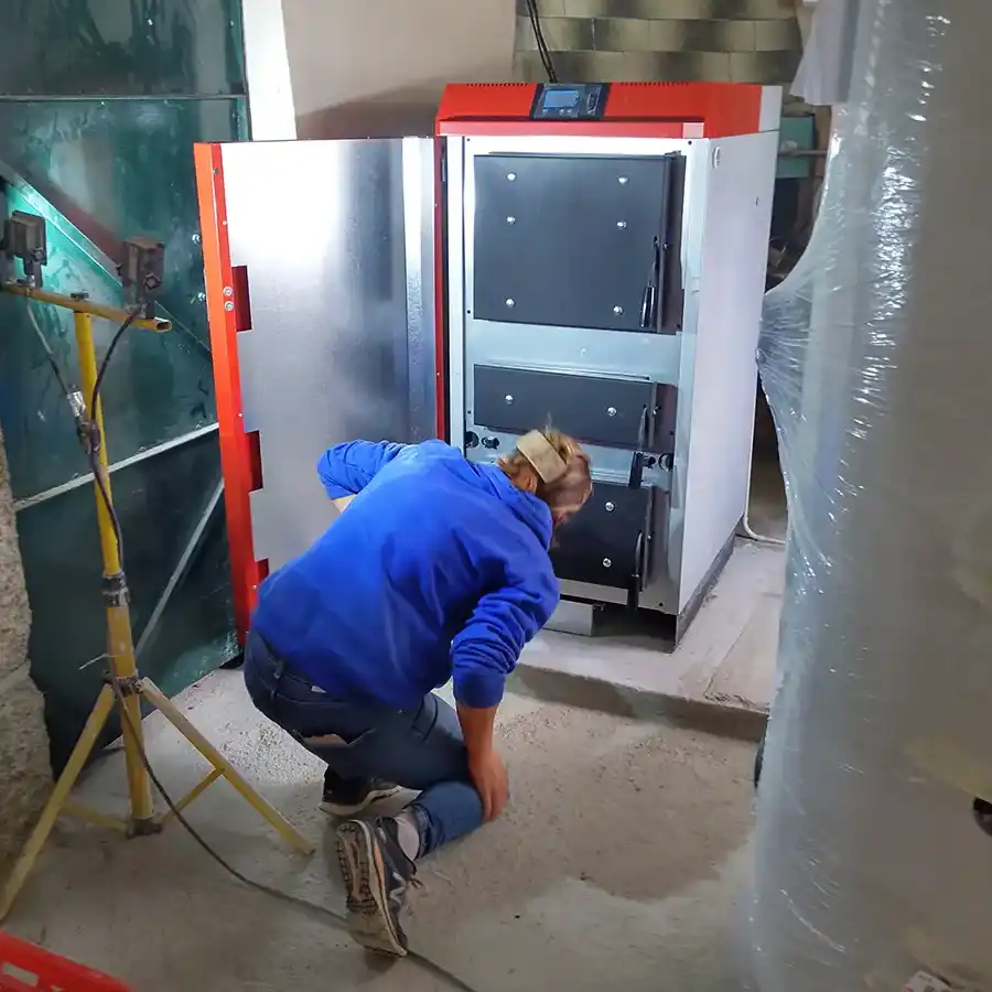 De technische ruimte met gasifier, boilers en pompen en kleppen.