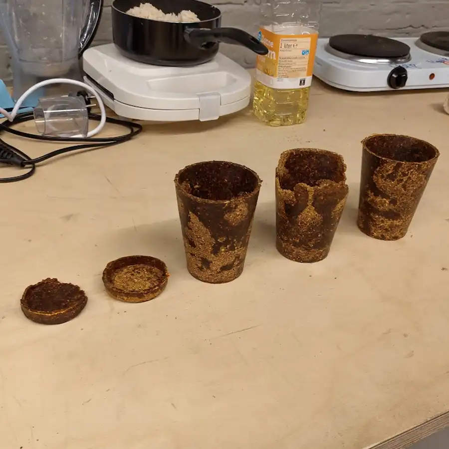 Experimenteren met sinaasappelschillen. Maak er bekers van.