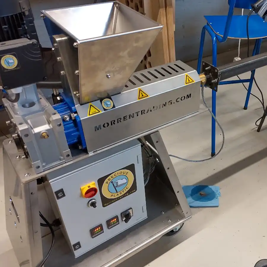 Plastic recycling. De machines vermalen het ruwe plastic tot snippers, dit kan vervolgens weer gebruikt worden voor nieuwe toepassingen.