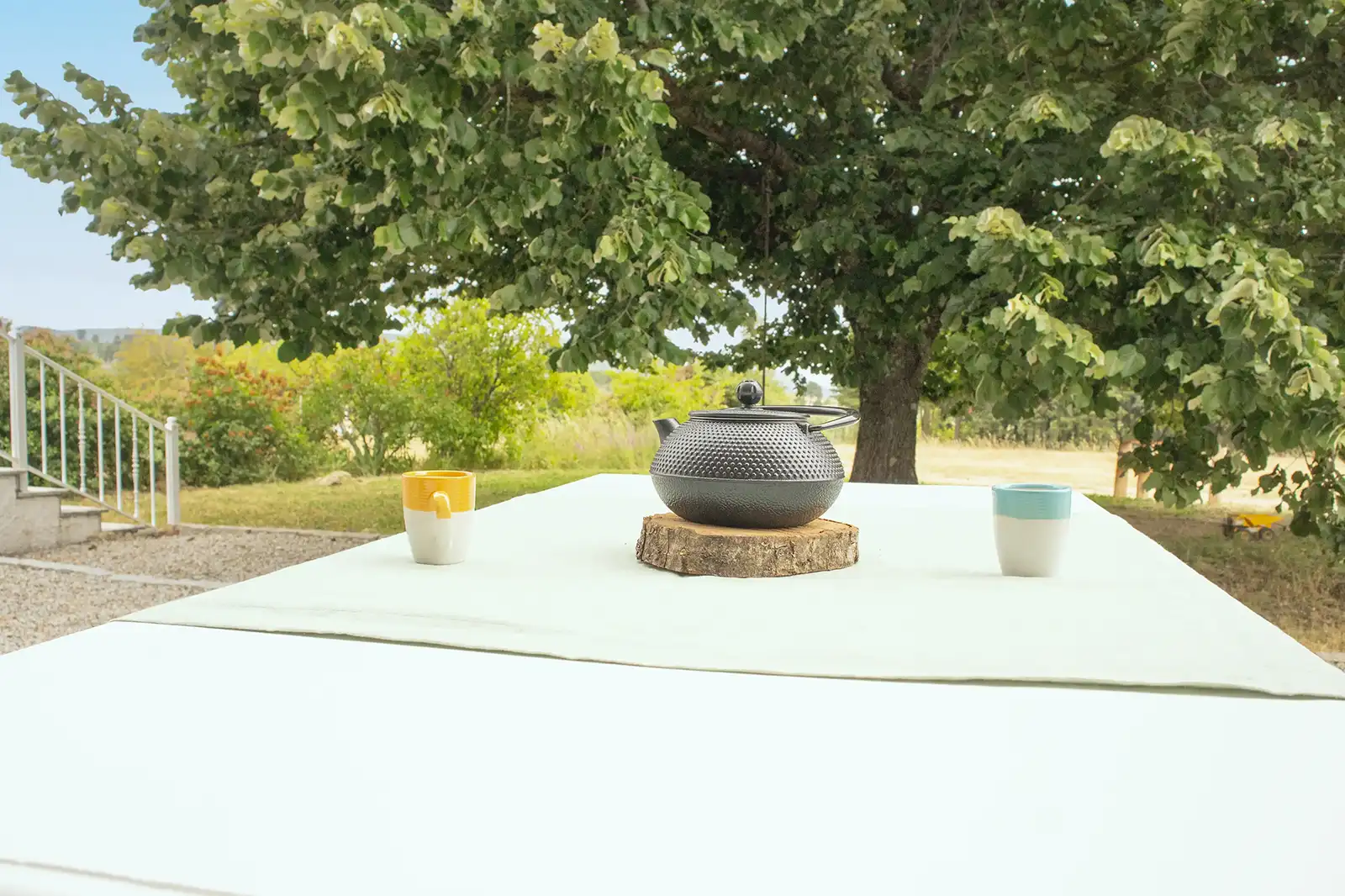 Refúgio sereno na Serra da Estrela: Paz, natureza e aconchego. Refúgio sereno na natureza: mesa acolhedora com detalhes rústicos e relaxantes.