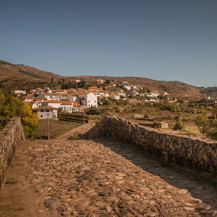 Aldeia de xisto na Serra da Estrela, refúgio de paz e beleza tradicional.