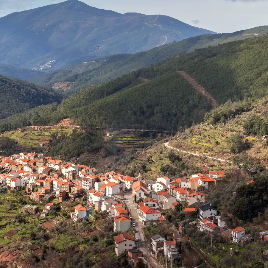 Aldeia montanhosa de encanto, refúgio tranquilo no coração da Serra da Estrela.