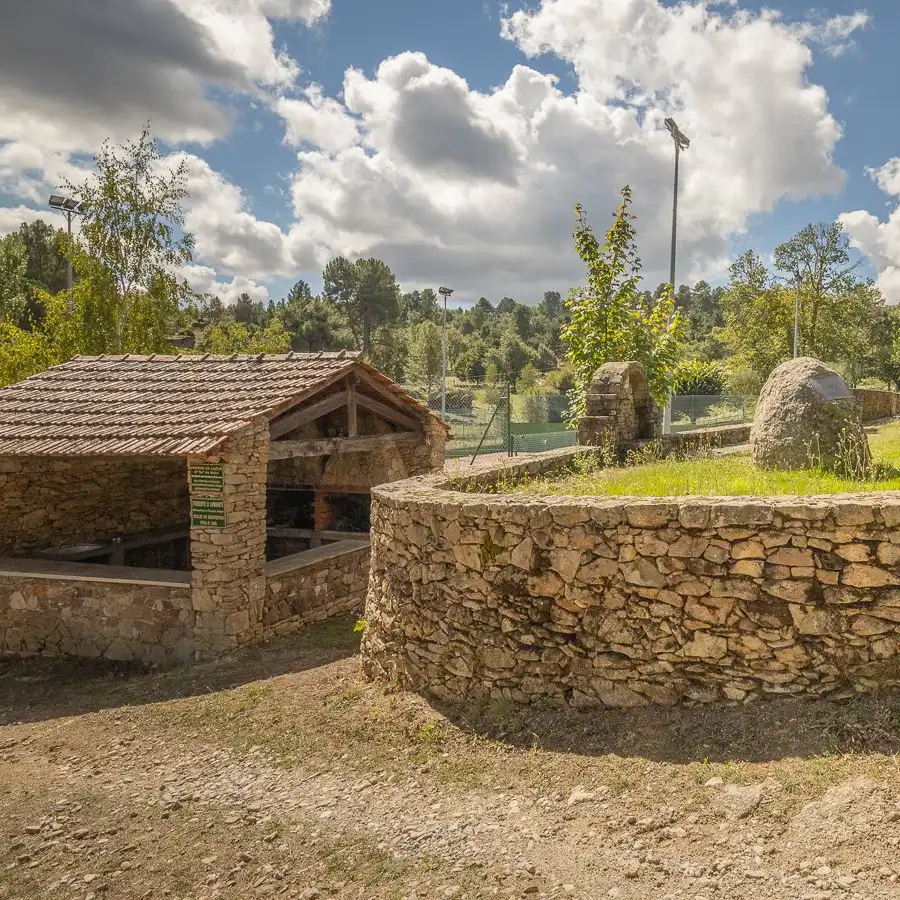 Caminho rural e construções de pedra, refúgio de paz na Serra da Estrela.
