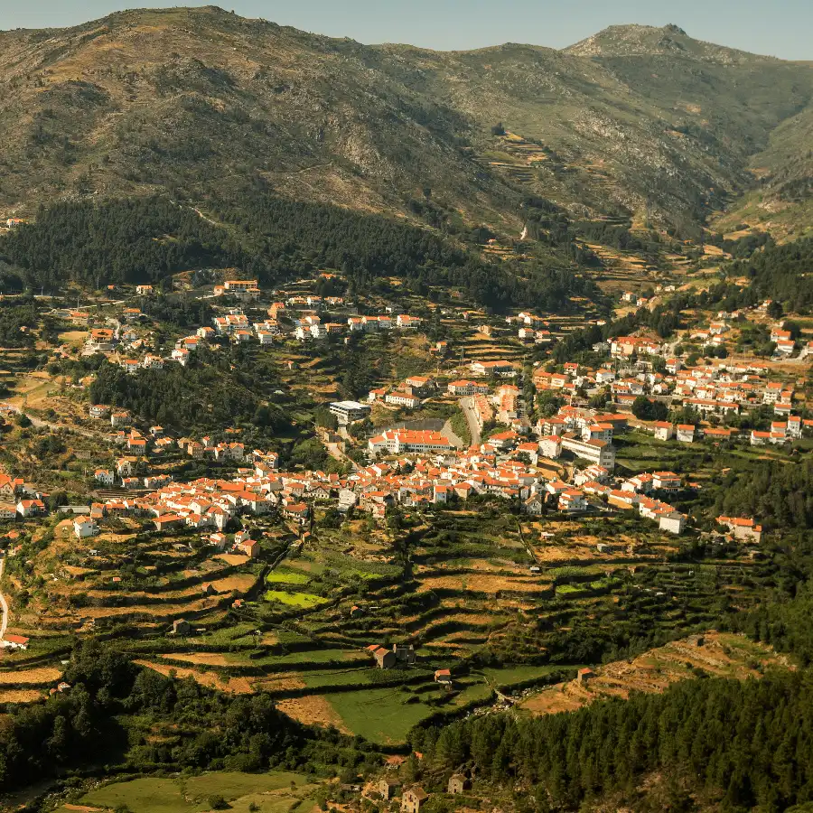 Aldeia serrana acolhedora, um refúgio de paz no coração da Serra da Estrela.