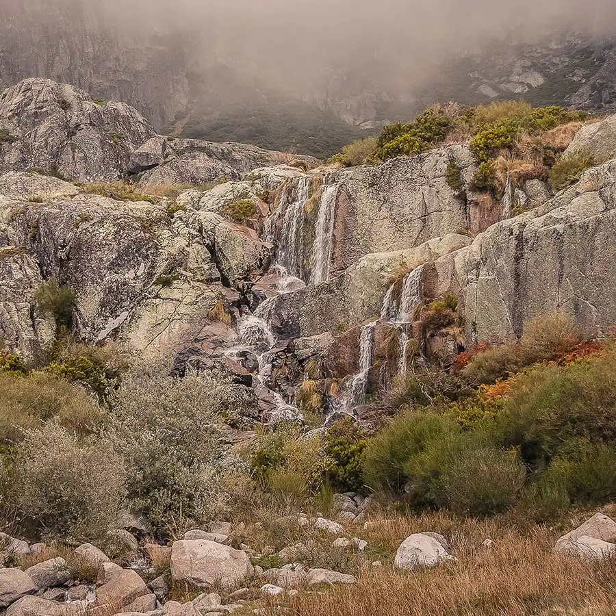 Cascata serena na Serra da Estrela, Aldeia natural intocado e de grande beleza.