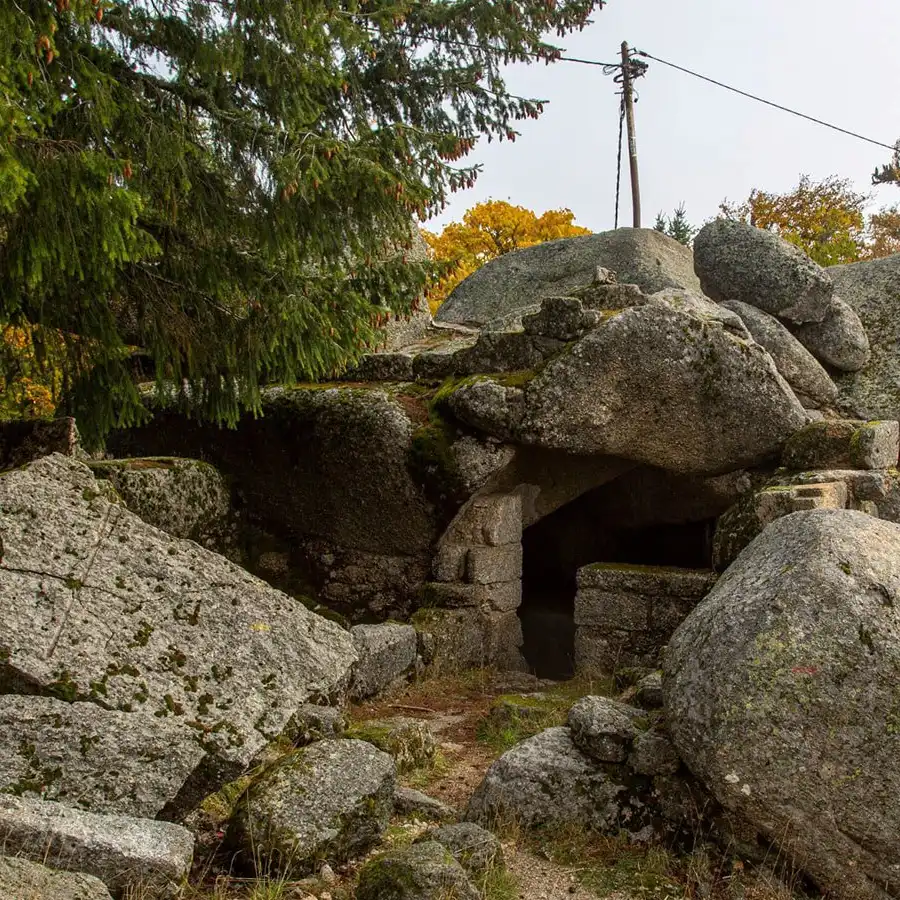 Abrigo natural na montanha, refúgio sereno para amantes da natureza e caminhantes.