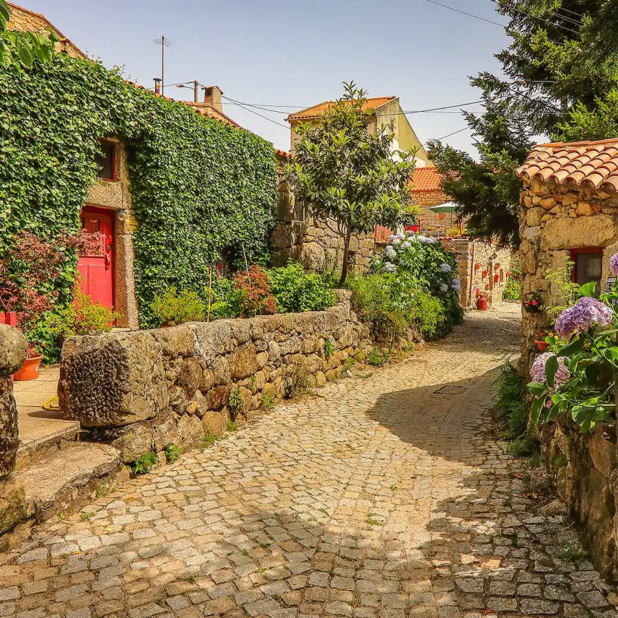 Aldeia pitoresca na Serra da Estrela, com casas tradicionais e charmosas portas vermelhas.