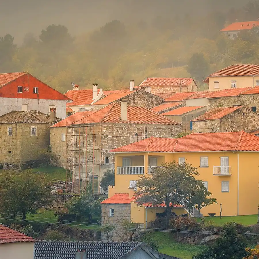 Aldeia serrana típica, refúgio tranquilo no coração da Serra da Estrela.