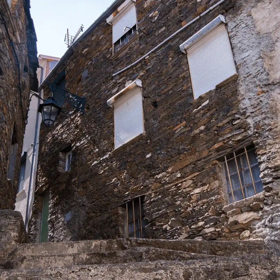 Casas antigas de xisto na Serra da Estrela, acolhedoras e repletas de história.
