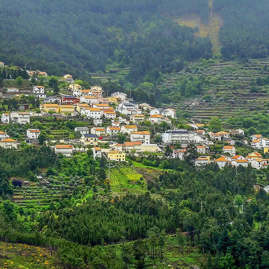 Aldeia serrana acolhedora, com encantos rurais e tradição palpável.
