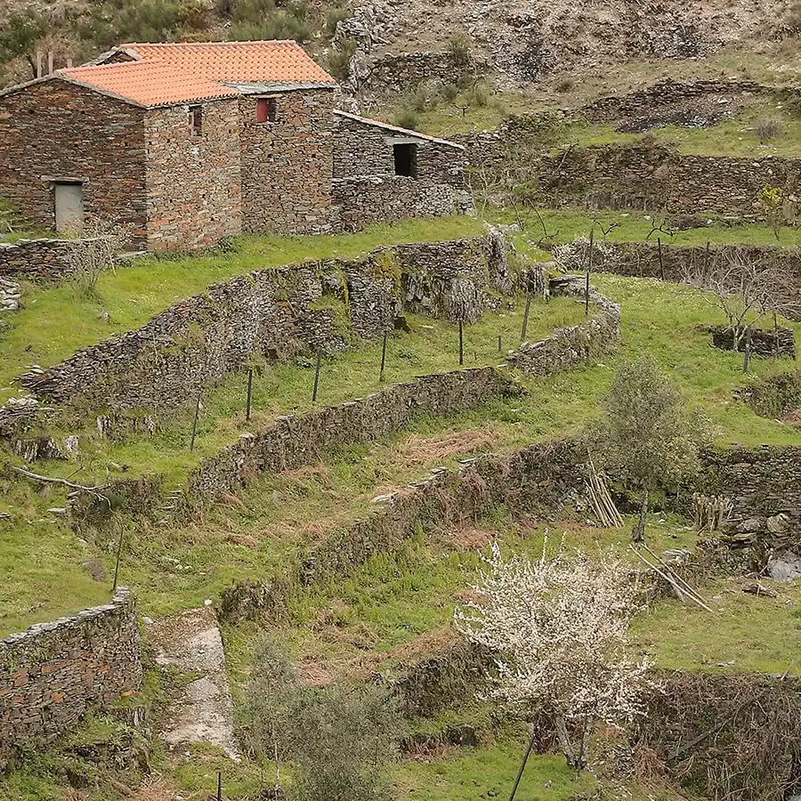 Construção rural antiga, integrada na paisagem montanhosa da Serra da Estrela.