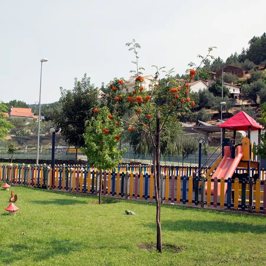 Parque infantil acolhedor na Serra da Estrela, diversão segura para as crianças.