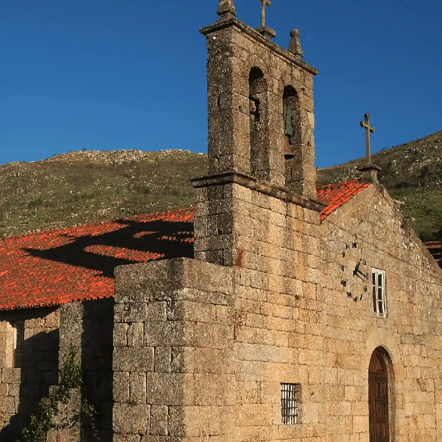 Igreja secular de xisto numa aldeia montanhosa, tradição e história da Serra da Estrela.