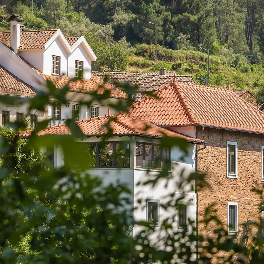 Aldeia tradicional na Serra da Estrela, refúgio de paz e beleza natural.