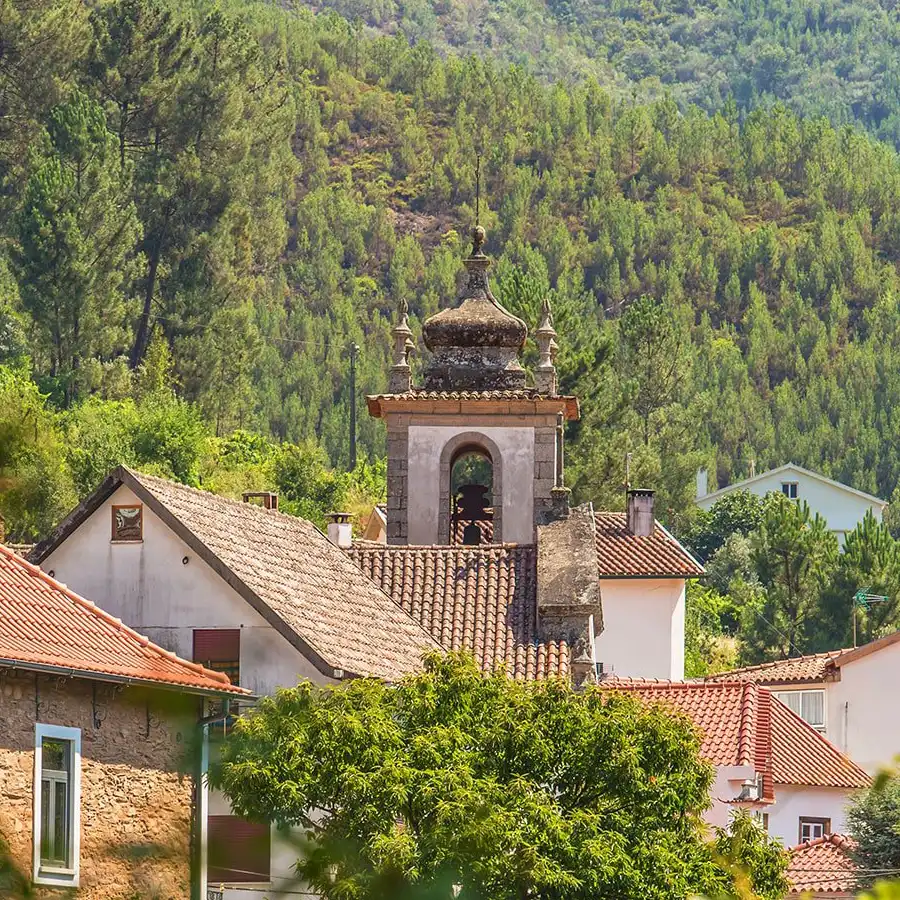 Aldeia de montanha com igreja, refúgio de paz e beleza intemporal na Serra da Estrela.