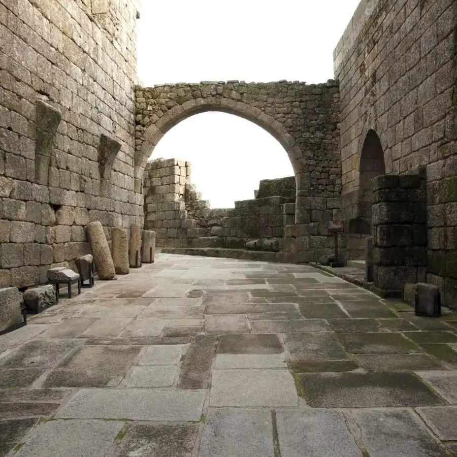 Um portal de pedra que conta séculos de história e arquitetura imponente.