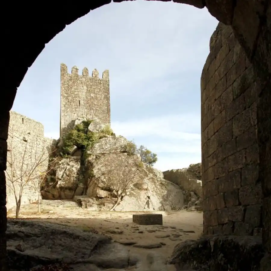 Ruínas antigas: um olhar sobre a história e a passagem do tempo.