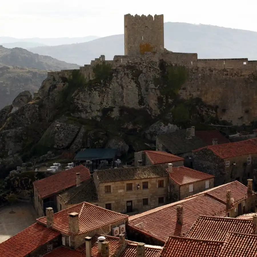Aldeia histórica tranquila, com castelo antigo e encantos da paisagem serrana.