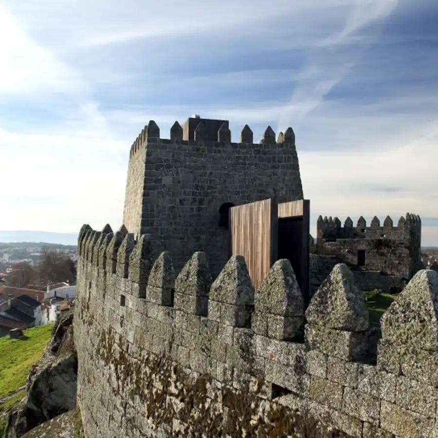Convento de Cristo: Fortaleza histórica com vistas deslumbrantes em Lisboa.