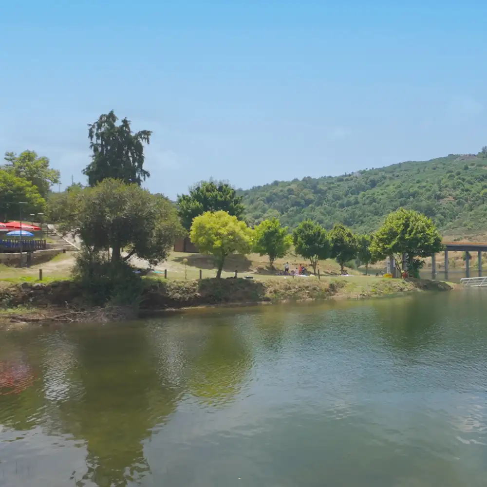 Refúgio sereno na natureza: paisagem calma e convite ao descanso na Serra da Estrela.